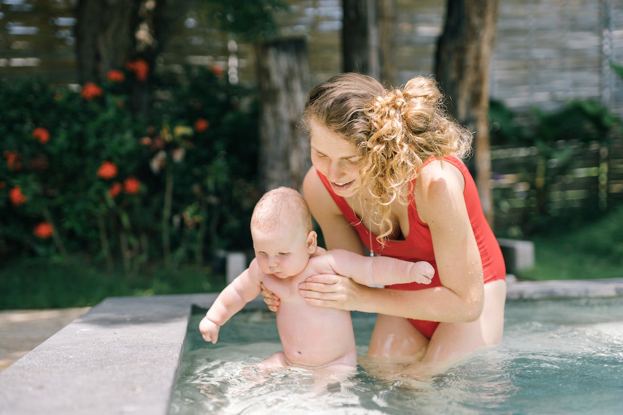 Los bebés y la natación. Beneficios de este deporte en un recién nacido